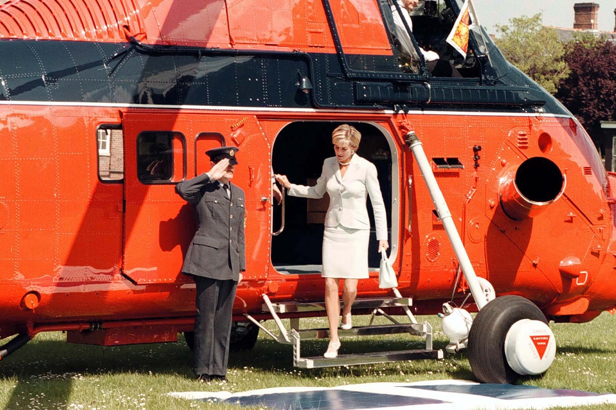 要保持皇室形象並不易：戴安娜王妃為了搭直升機不弄亂頭髮，竟讓職員研發特製噴髮膠