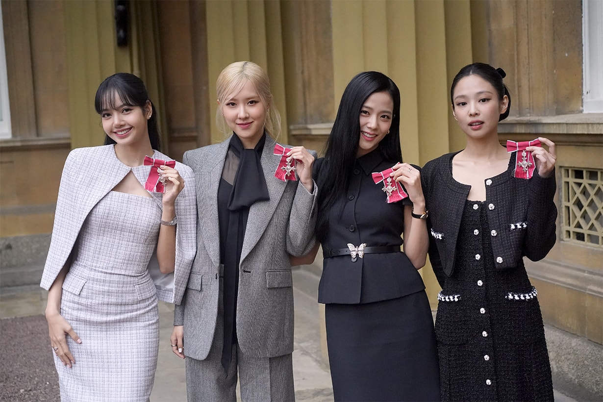 BLACKPINK 獲邀參加國宴兼獲頒勳章,Jisoo 不理國王進場繼續偷偷簽名舉動引起熱議