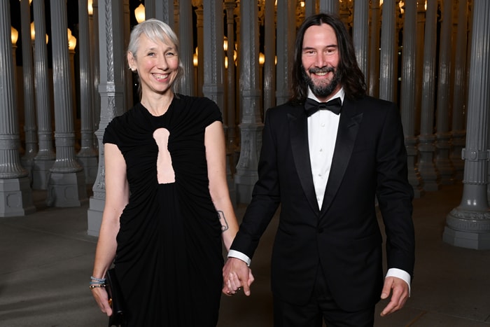 比紅毯鎂光燈還閃:踏進宴會前,Keanu 與 Alexandra 最真實的甜蜜互動!