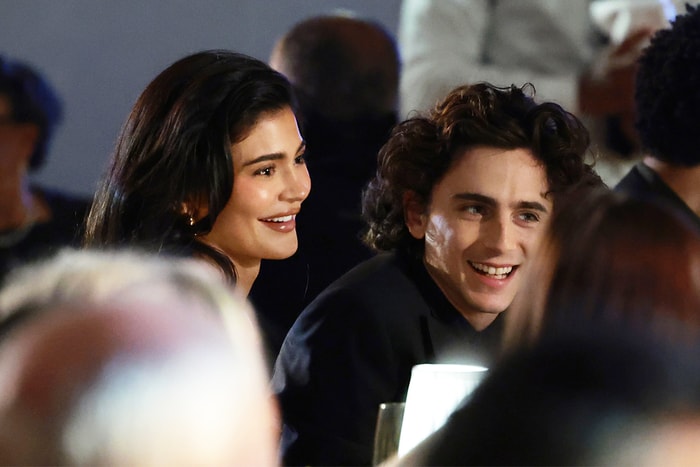 在一起久了真的會越來越像嗎?Timothée Chalamet 最近這個造型,像極了「男版 Kylie Jenner」
