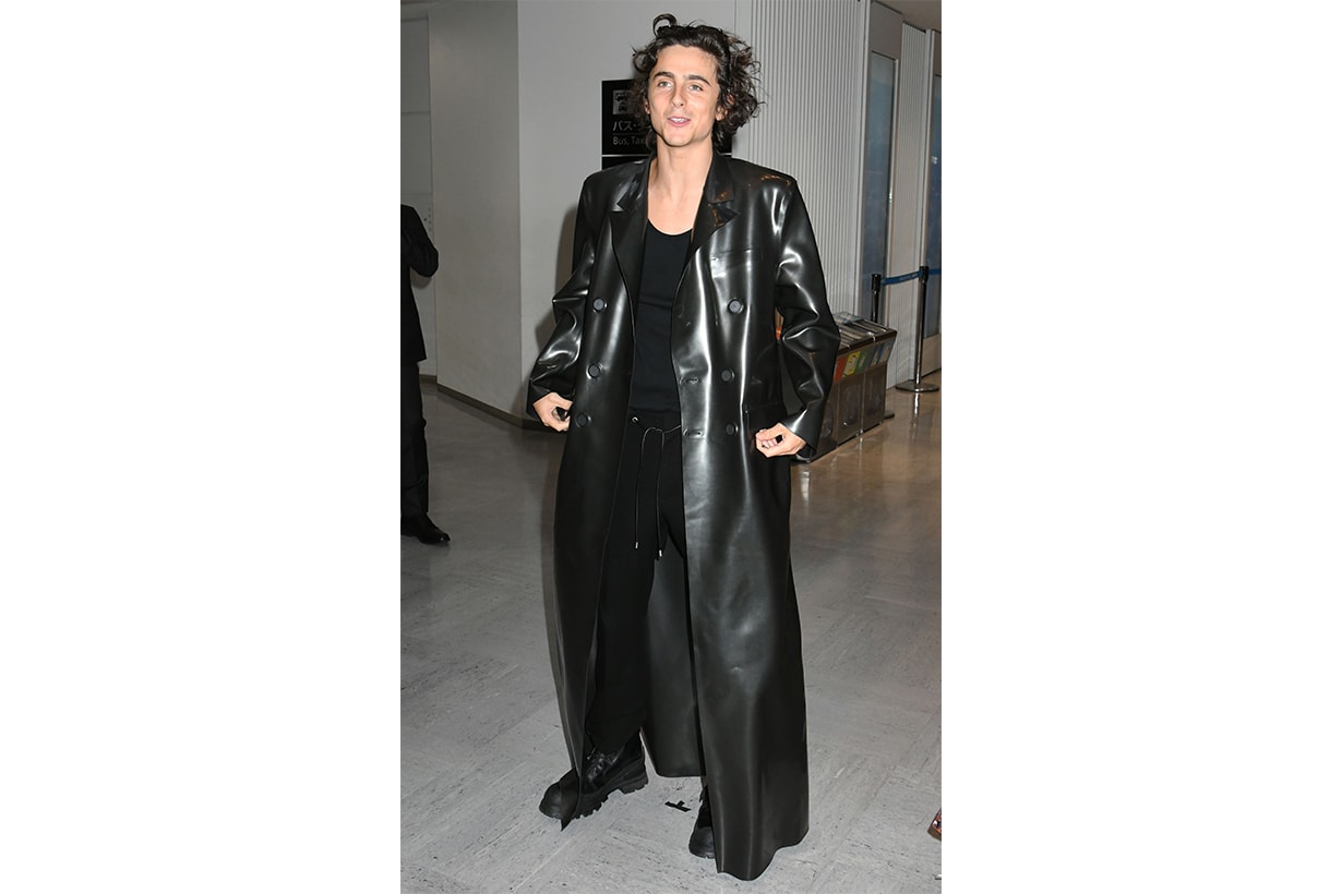 在一起久了真的會越來越像嗎?Timothée Chalamet 最近這個造型,像極了「男版 Kylie Jenner」