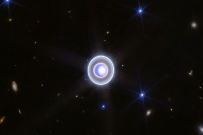 夢幻的藍色光暈：欣賞 NASA 公開的太空望遠鏡拍攝「天王星」影像！