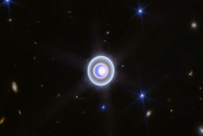 夢幻的藍色光暈:欣賞 NASA 公開的太空望遠鏡拍攝「天王星」影像!