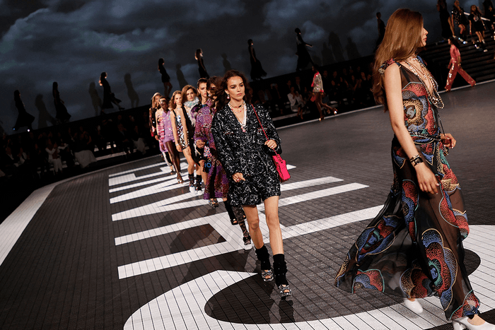 重返法國:CHANEL 昨夜宣佈 2024/25 早春系列時裝展南法馬賽!