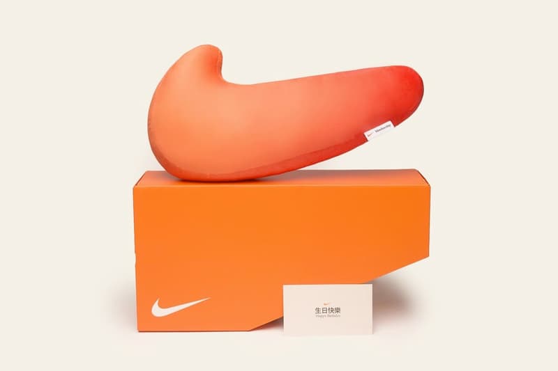 這個 Nike 鞋盒怎麼缺一角?原來不是裝鞋... 而是放了療癒的 Swoosh Logo 抱枕!