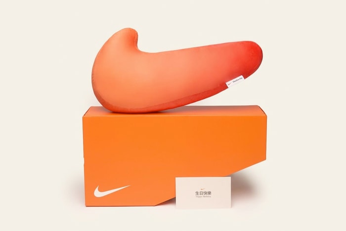 這個 Nike 鞋盒怎麼缺一角？原來不是裝鞋... 而是放了療癒的 Swoosh Logo 抱枕！