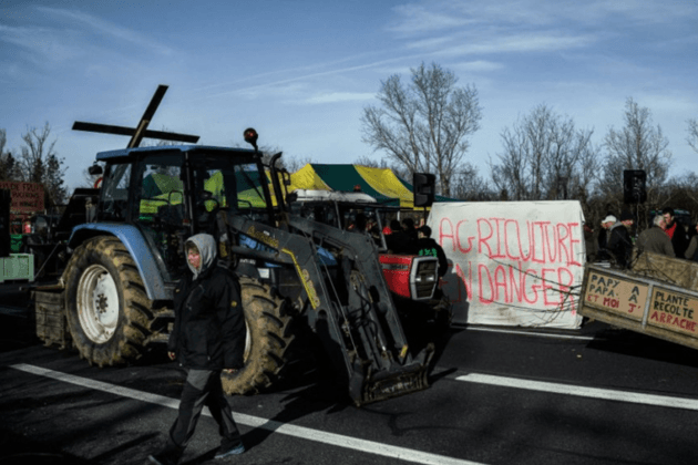monalisaattack-louvremuseum-artprotest-ripostealimentaire-sustainablediet-frenchfarmersprotest-artorrights-protectingmonalisa-vandalisminart-culturalheritage-environmentalactivism-soupatta