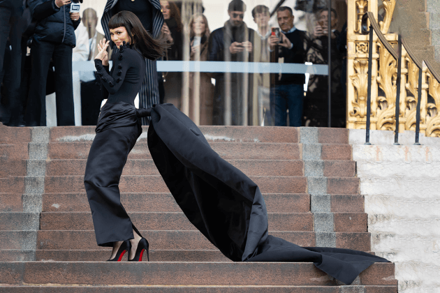 zendaya-schiaparelli-fashiontrends-duchessesatin-highfashion-springsummer2024-euphoria-blackoutfit-christianlouboutin-luxuriousfabric-fashioninspiration-designerfashion-fashionista-redca