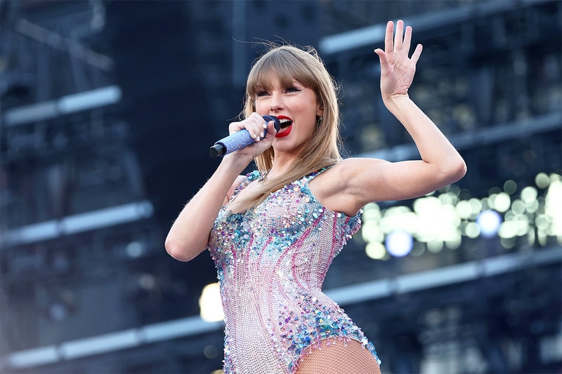 看見歌迷穿著「男友隊伍球衣」，Taylor Swift 在台上驚喜注視，看來 Swifties 又有新潮流了 