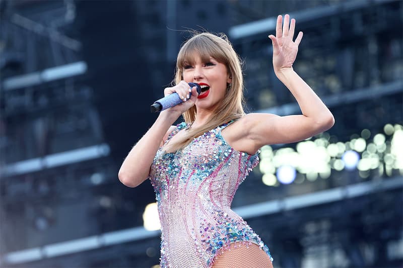 看見歌迷穿著「男友隊伍球衣」,Taylor Swift 在台上驚喜注視,看來 Swifties 又有新潮流了