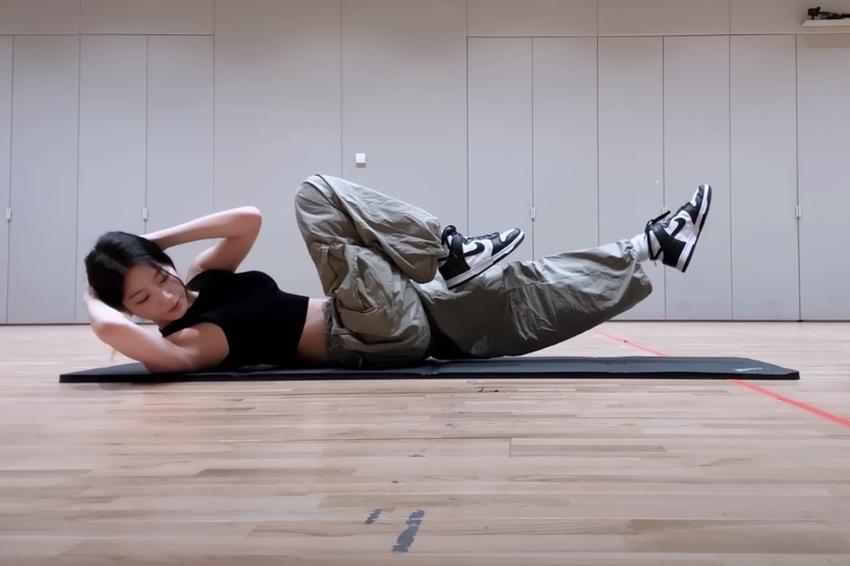le sserafim kazuha home exercise abdominal muscle abs work out