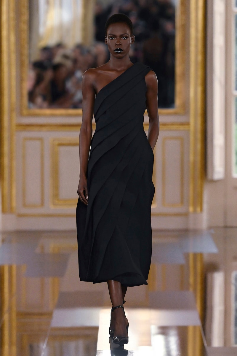 Valentino Pierpaolo Piccioli 2024 fw black paris fashion week