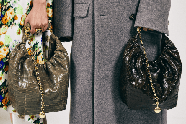 loewefashion-avantgardestyle-luxurywear-sartorialart-fashioninnovation-couturecraftsmanship-highfashiondetails-artisticexpression-fashionforward-designeraesthetics-contemporarychic-voguerun