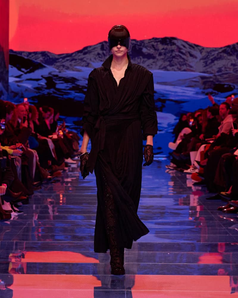 Demna 又在玩弄創意,透過 Balenciaga 2024 AW 走秀掲露千禧一代的過度消費問題