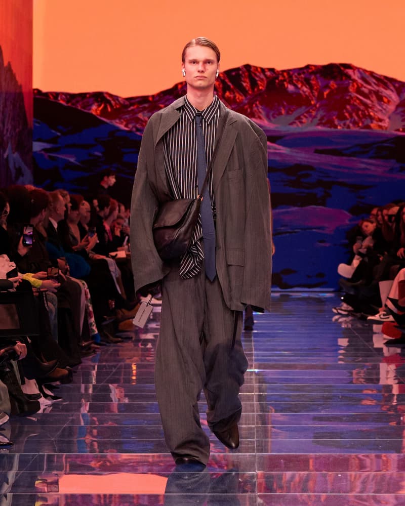 Demna 又在玩弄創意,透過 Balenciaga 2024 AW 走秀掲露千禧一代的過度消費問題