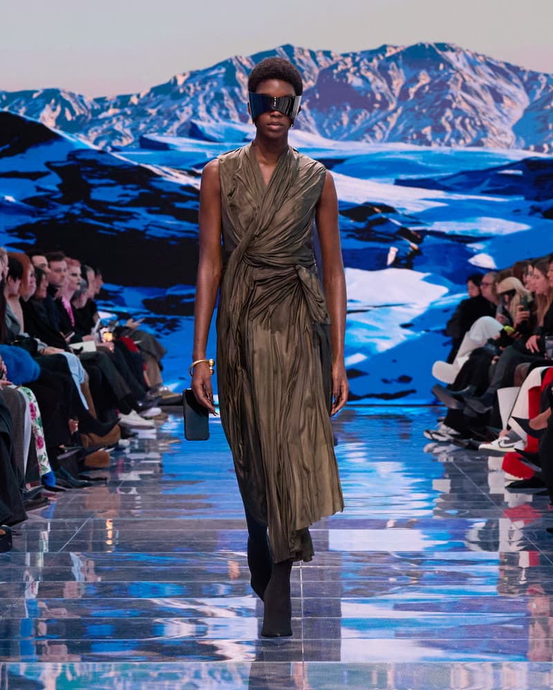 Demna 又在玩弄創意,透過 Balenciaga 2024 AW 走秀掲露千禧一代的過度消費問題