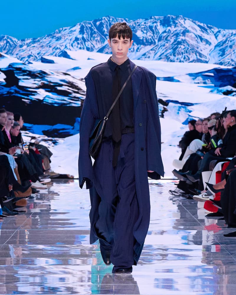 Demna 又在玩弄創意，透過 Balenciaga 2024 AW 走秀掲露千禧一代的過度消費問題