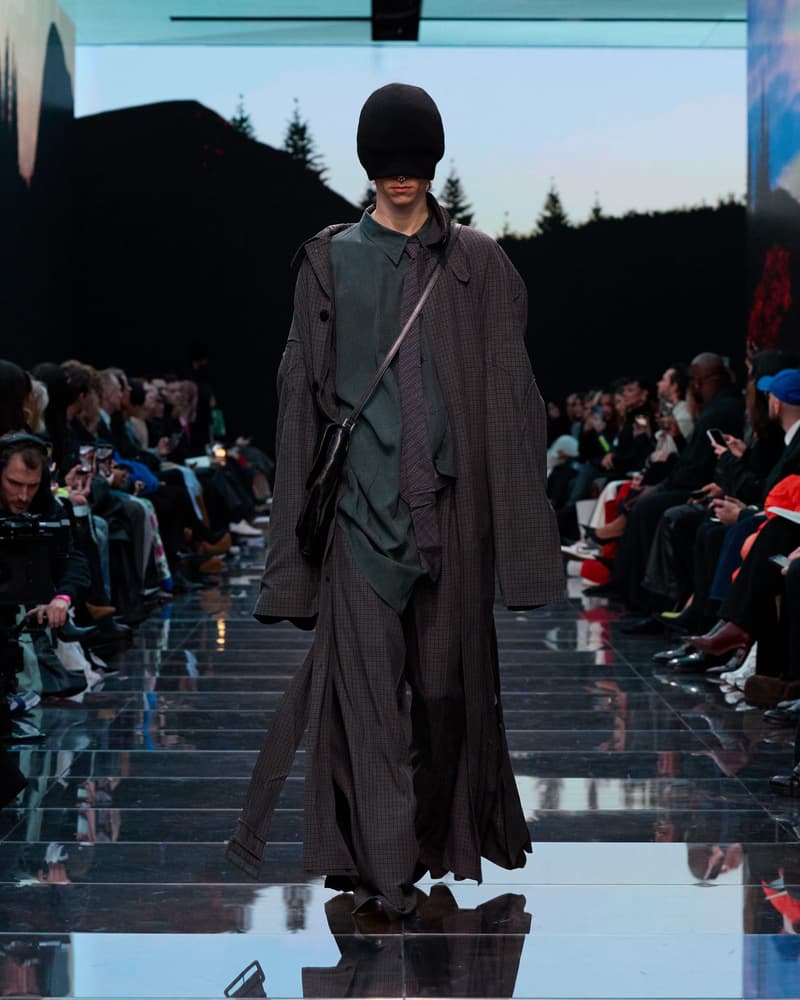 Demna 又在玩弄創意，透過 Balenciaga 2024 AW 走秀掲露千禧一代的過度消費問題