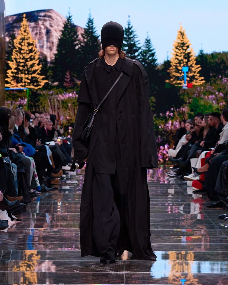 Demna 又在玩弄創意，透過 Balenciaga 2024 AW 走秀掲露千禧一代的過度消費問題