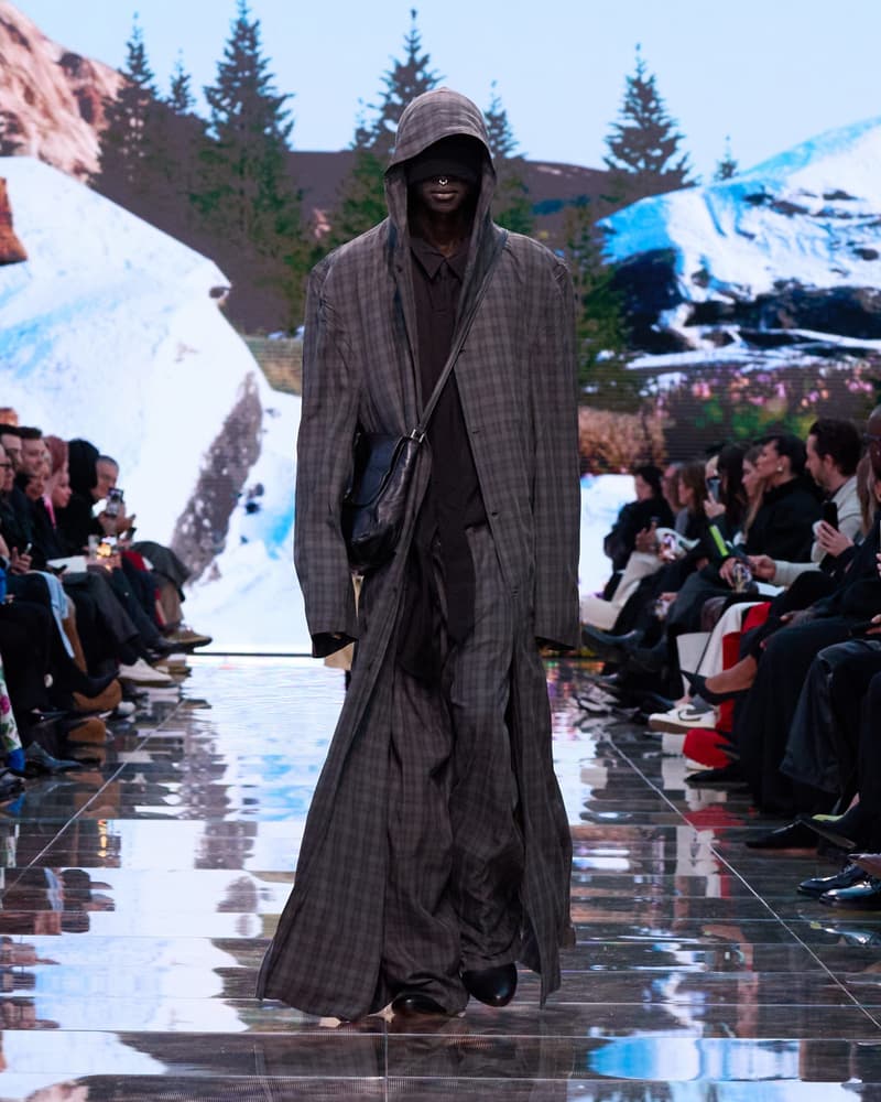 Demna 又在玩弄創意,透過 Balenciaga 2024 AW 走秀掲露千禧一代的過度消費問題