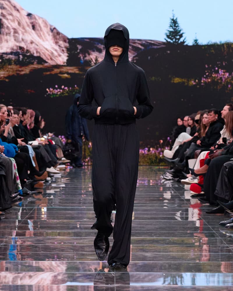 Demna 又在玩弄創意，透過 Balenciaga 2024 AW 走秀掲露千禧一代的過度消費問題