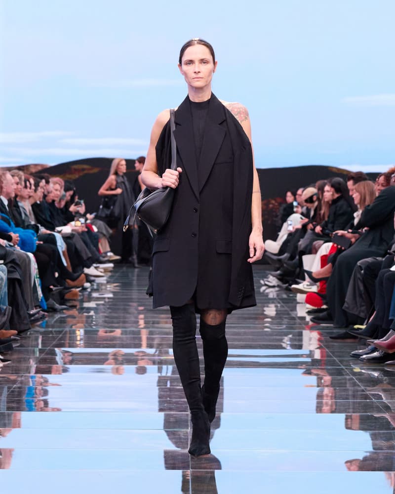 Demna 又在玩弄創意,透過 Balenciaga 2024 AW 走秀掲露千禧一代的過度消費問題