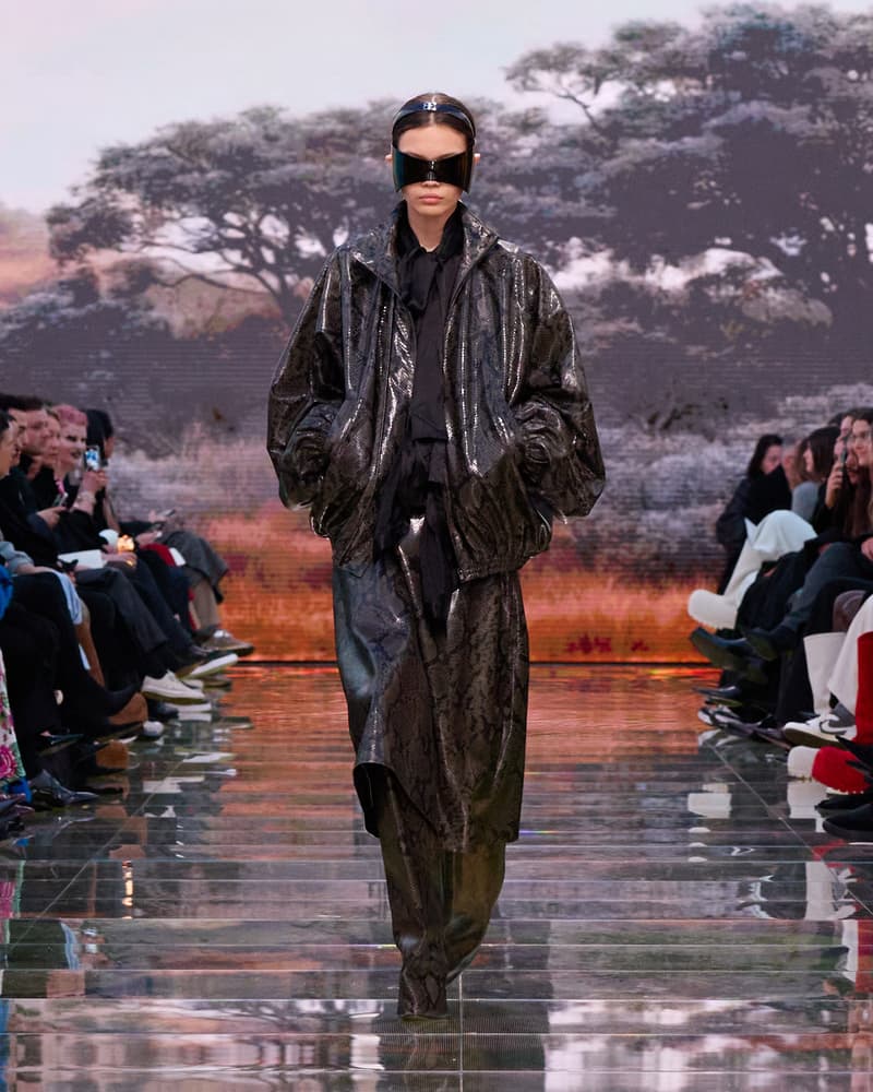 Demna 又在玩弄創意，透過 Balenciaga 2024 AW 走秀掲露千禧一代的過度消費問題