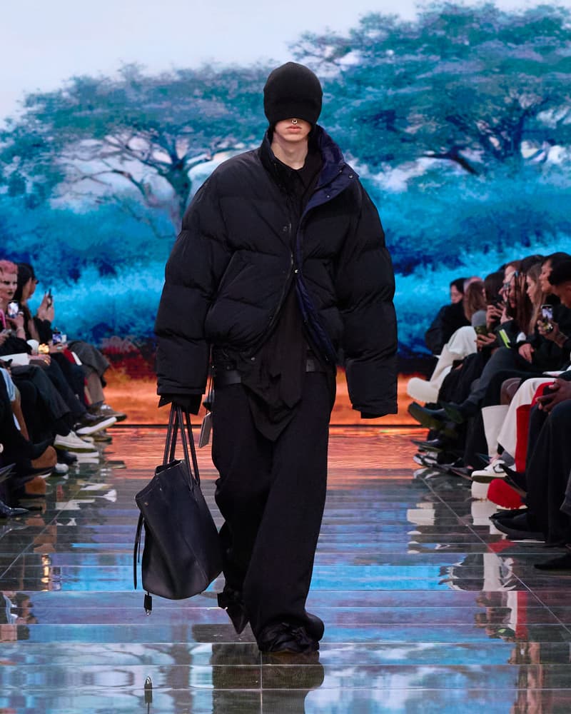 Demna 又在玩弄創意,透過 Balenciaga 2024 AW 走秀掲露千禧一代的過度消費問題