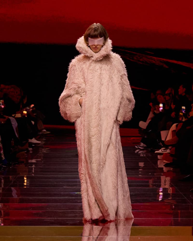 Demna 又在玩弄創意,透過 Balenciaga 2024 AW 走秀掲露千禧一代的過度消費問題