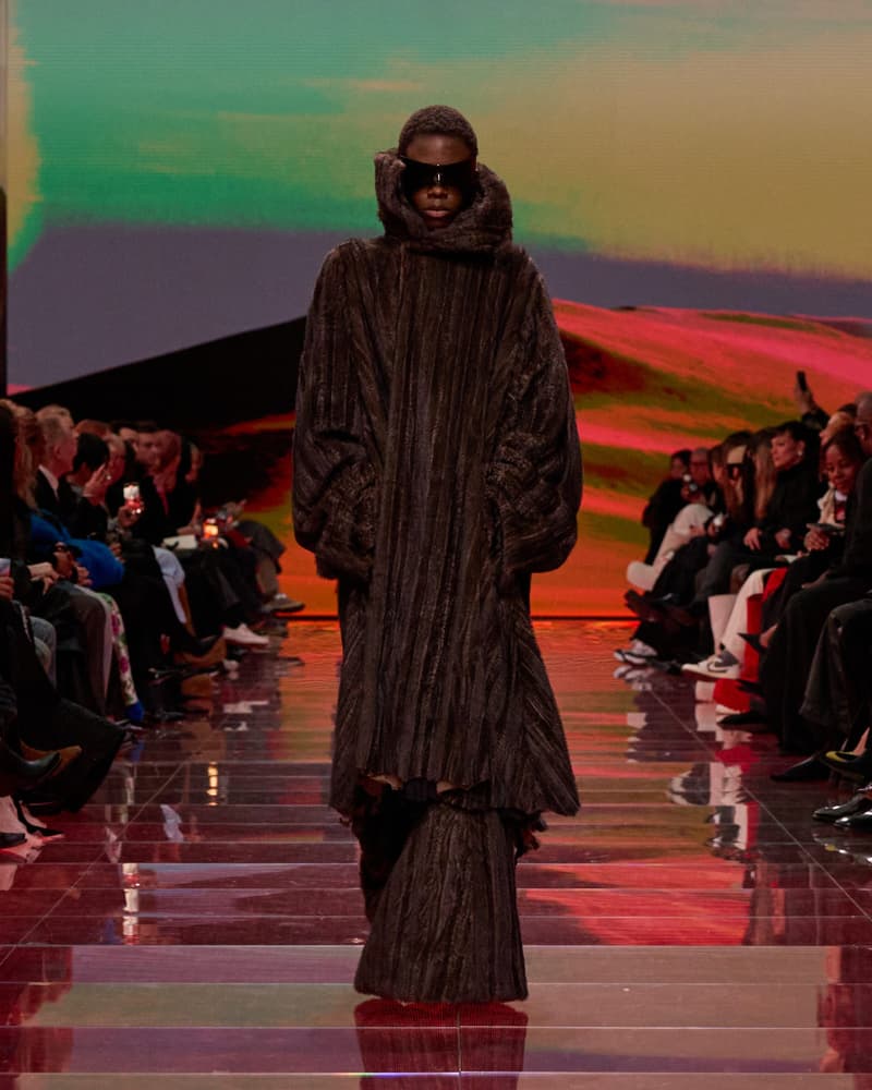 Demna 又在玩弄創意,透過 Balenciaga 2024 AW 走秀掲露千禧一代的過度消費問題