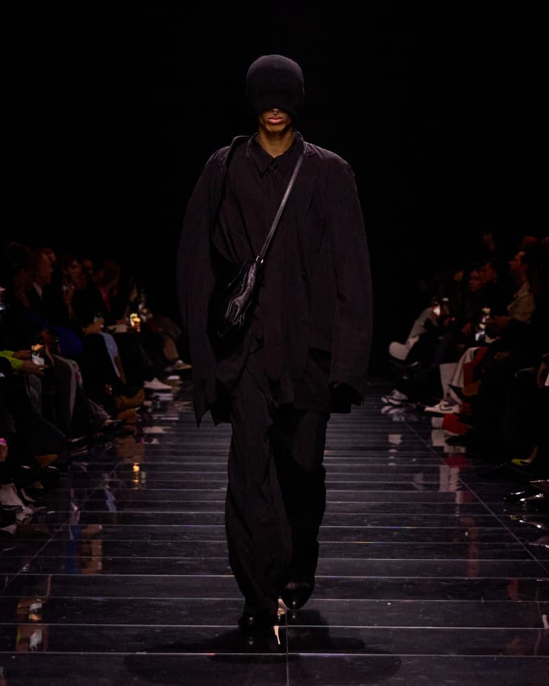 Demna 又在玩弄創意，透過 Balenciaga 2024 AW 走秀掲露千禧一代的過度消費問題