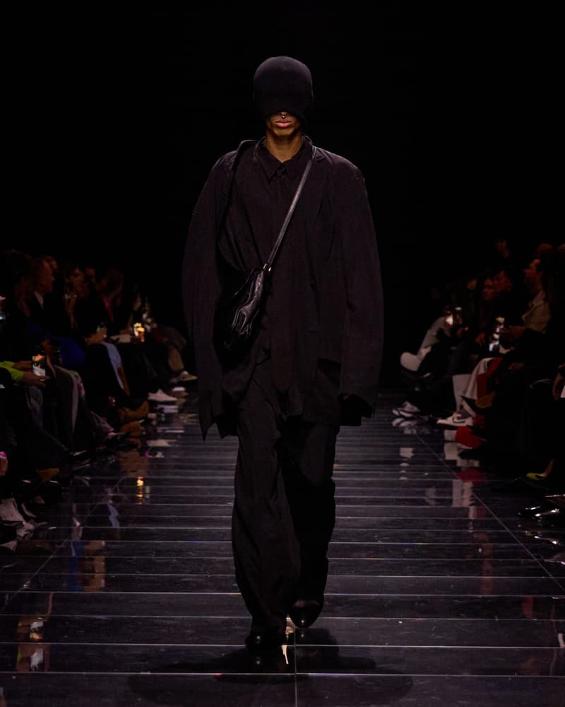 Demna 又在玩弄創意,透過 Balenciaga 2024 AW 走秀掲露千禧一代的過度消費問題