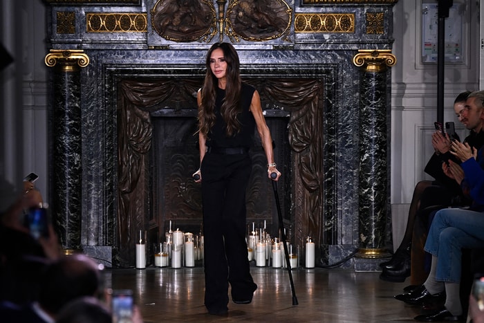 不能不佩服 Victoria Beckham:這個女人沒有鬆懈的一刻,拄著拐杖也要穿高跟鞋!