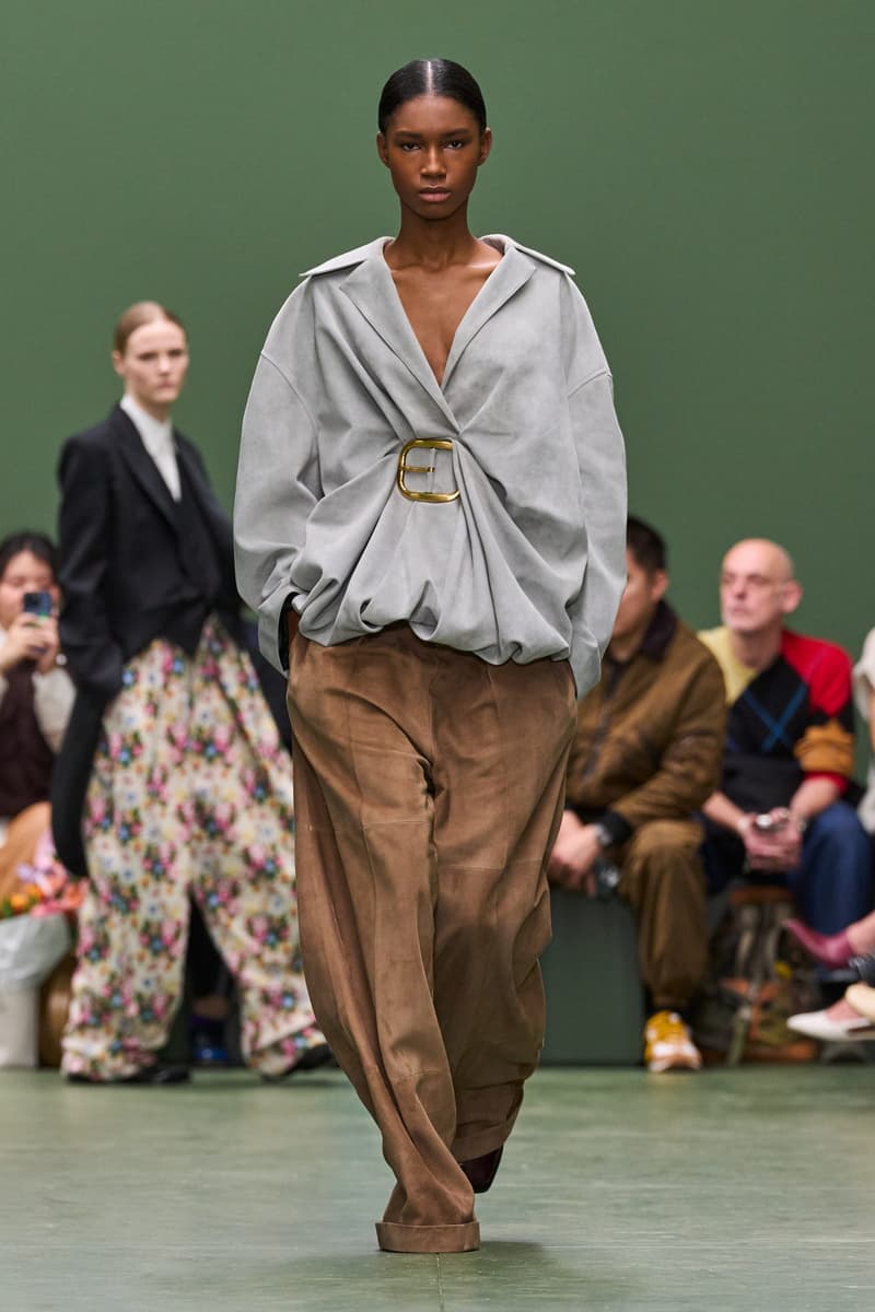 看秀學穿搭技巧,5 套 LOEWE 2024 秋冬必學穿搭 ,帶你將藝術與時尚元素同時融入日常生活!