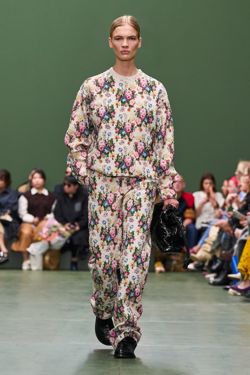 loewefashion-avantgardestyle-luxurywear-sartorialart-fashioninnovation-couturecraftsmanship-highfashiondetails-artisticexpression-fashionforward-designeraesthetics-contemporarychic-voguerun