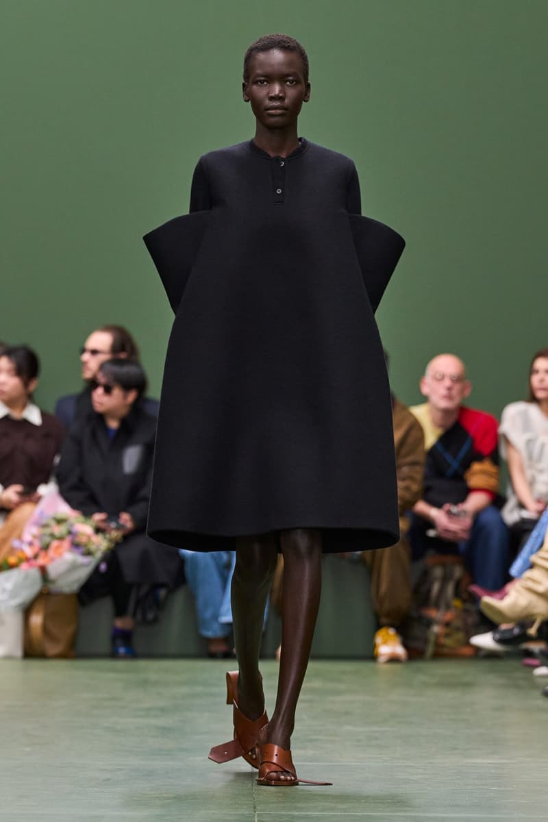 loewefashion-avantgardestyle-luxurywear-sartorialart-fashioninnovation-couturecraftsmanship-highfashiondetails-artisticexpression-fashionforward-designeraesthetics-contemporarychic-voguerun