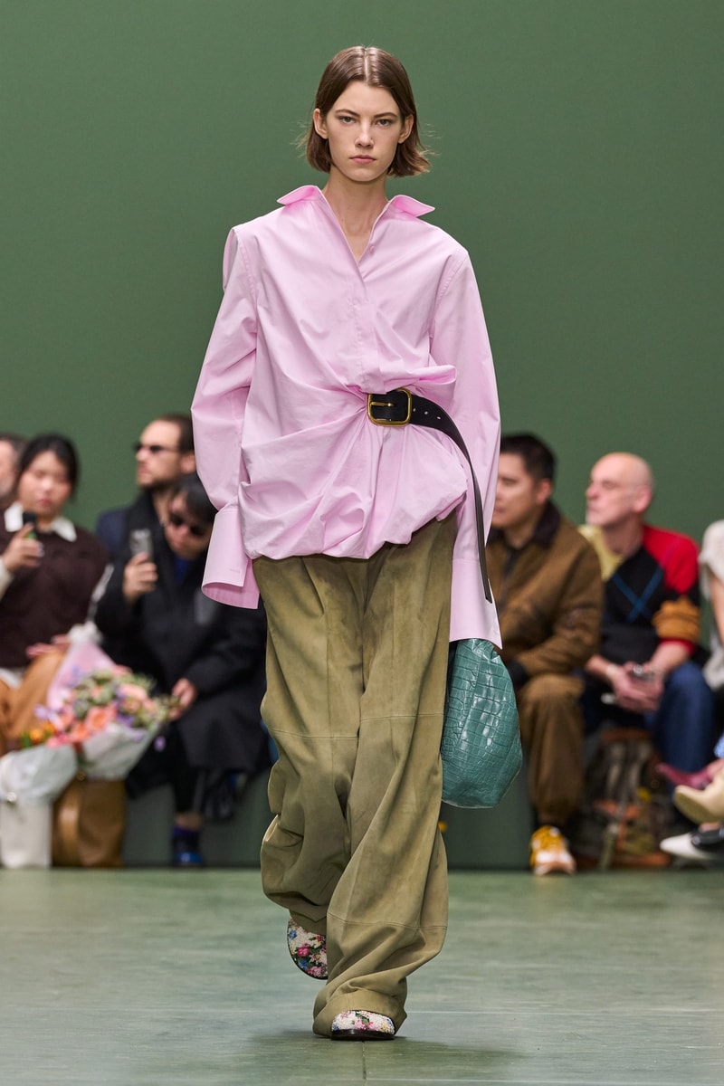 loewefashion-avantgardestyle-luxurywear-sartorialart-fashioninnovation-couturecraftsmanship-highfashiondetails-artisticexpression-fashionforward-designeraesthetics-contemporarychic-voguerun