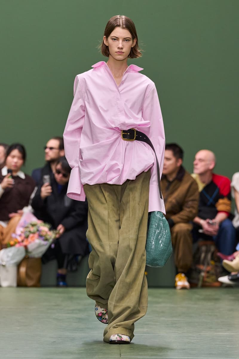 loewefashion-avantgardestyle-luxurywear-sartorialart-fashioninnovation-couturecraftsmanship-highfashiondetails-artisticexpression-fashionforward-designeraesthetics-contemporarychic-voguerun
