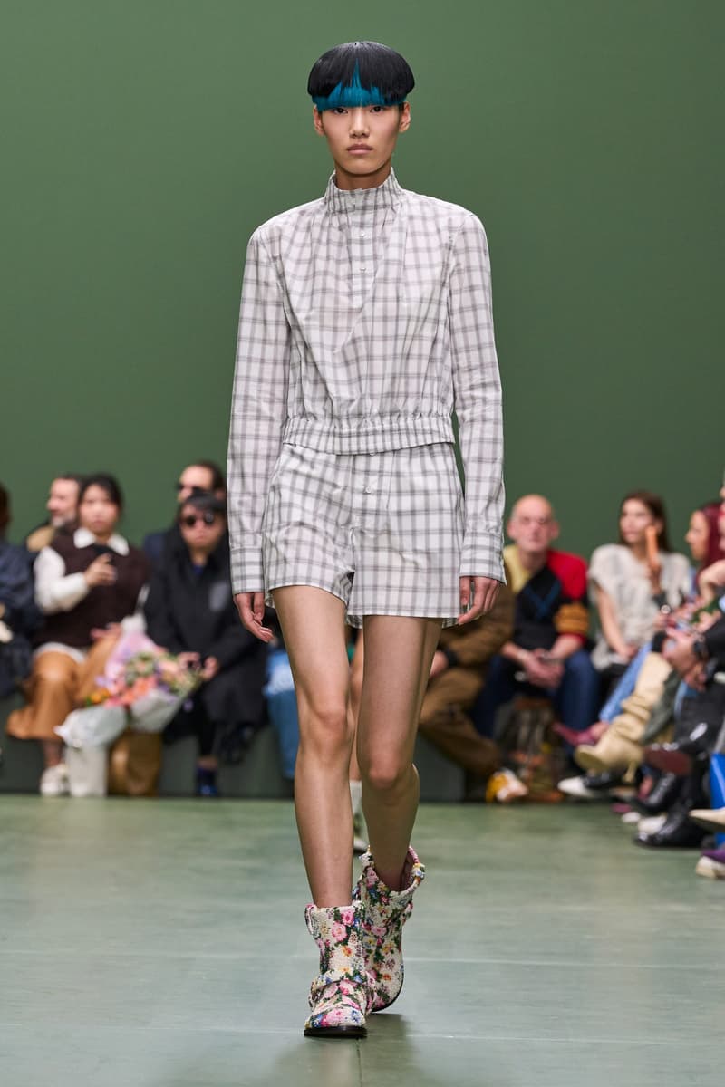 loewefashion-avantgardestyle-luxurywear-sartorialart-fashioninnovation-couturecraftsmanship-highfashiondetails-artisticexpression-fashionforward-designeraesthetics-contemporarychic-voguerun