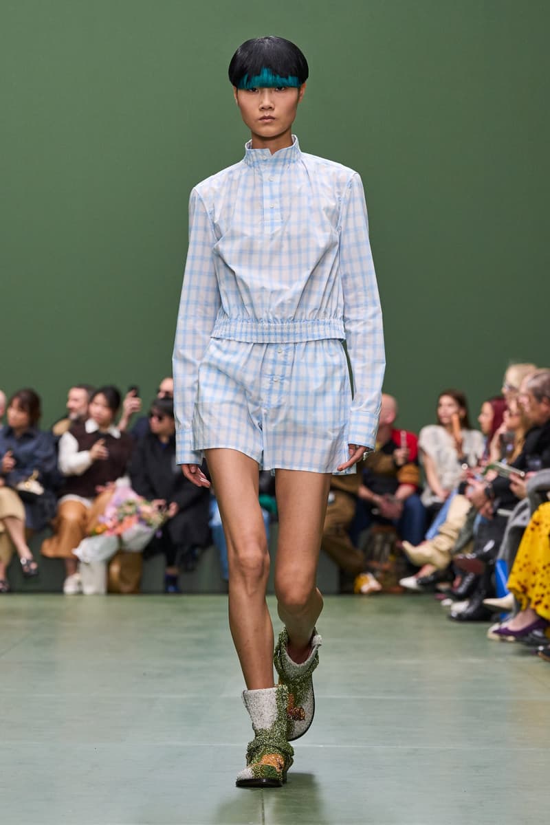 loewefashion-avantgardestyle-luxurywear-sartorialart-fashioninnovation-couturecraftsmanship-highfashiondetails-artisticexpression-fashionforward-designeraesthetics-contemporarychic-voguerun