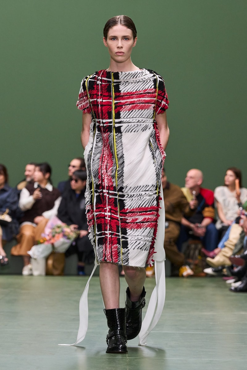 loewefashion-avantgardestyle-luxurywear-sartorialart-fashioninnovation-couturecraftsmanship-highfashiondetails-artisticexpression-fashionforward-designeraesthetics-contemporarychic-voguerun