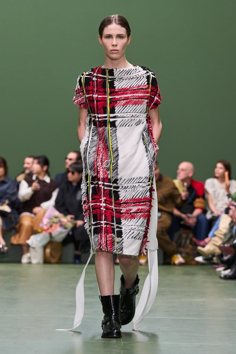 loewefashion-avantgardestyle-luxurywear-sartorialart-fashioninnovation-couturecraftsmanship-highfashiondetails-artisticexpression-fashionforward-designeraesthetics-contemporarychic-voguerun