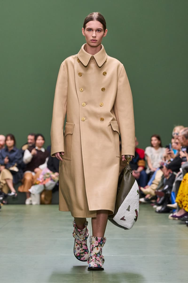 loewefashion-avantgardestyle-luxurywear-sartorialart-fashioninnovation-couturecraftsmanship-highfashiondetails-artisticexpression-fashionforward-designeraesthetics-contemporarychic-voguerun