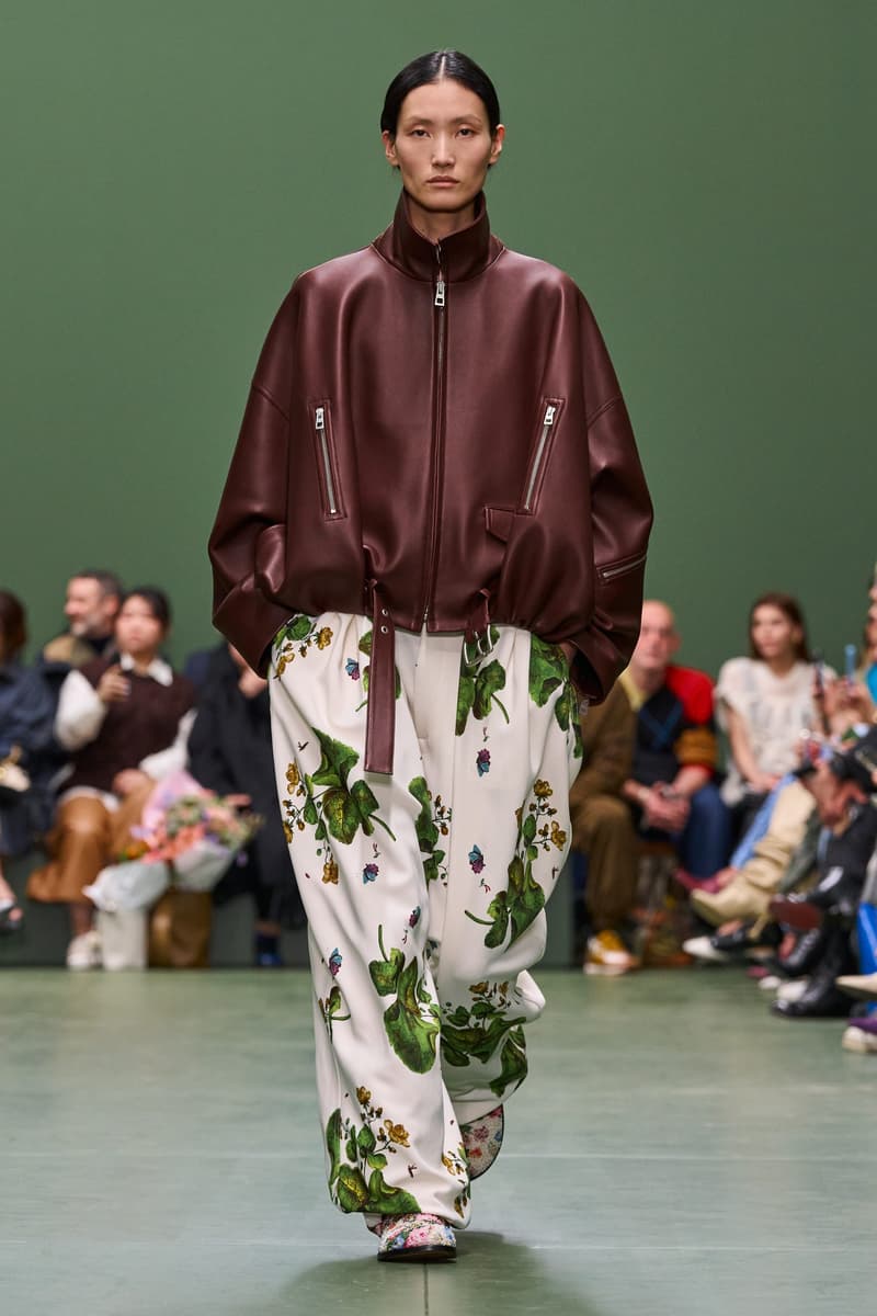 loewefashion-avantgardestyle-luxurywear-sartorialart-fashioninnovation-couturecraftsmanship-highfashiondetails-artisticexpression-fashionforward-designeraesthetics-contemporarychic-voguerun