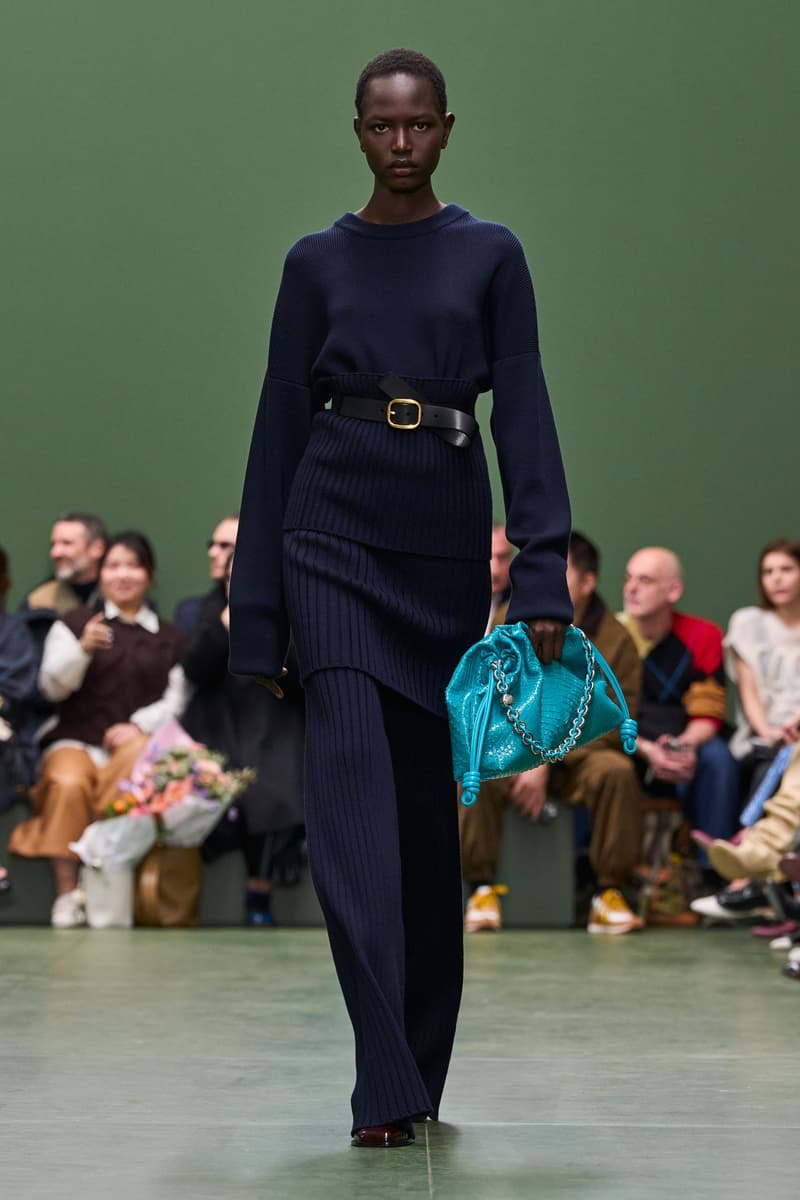 loewefashion-avantgardestyle-luxurywear-sartorialart-fashioninnovation-couturecraftsmanship-highfashiondetails-artisticexpression-fashionforward-designeraesthetics-contemporarychic-voguerun