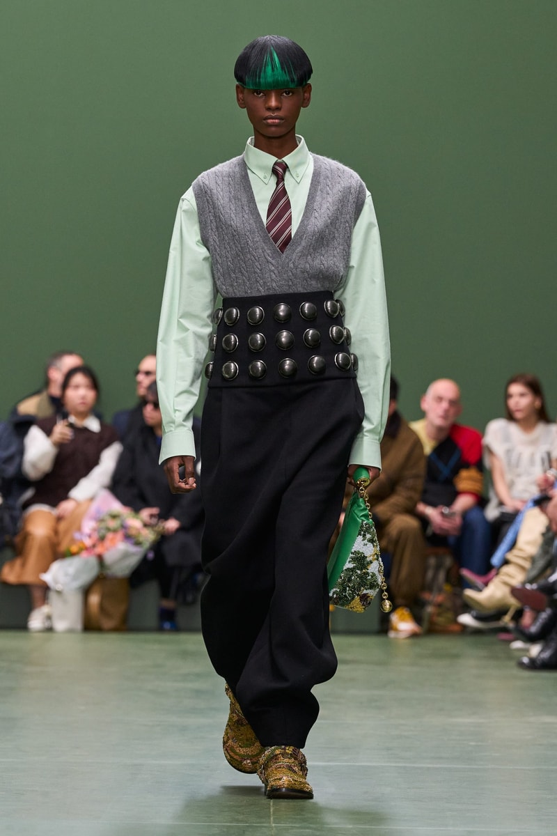 loewefashion-avantgardestyle-luxurywear-sartorialart-fashioninnovation-couturecraftsmanship-highfashiondetails-artisticexpression-fashionforward-designeraesthetics-contemporarychic-voguerun