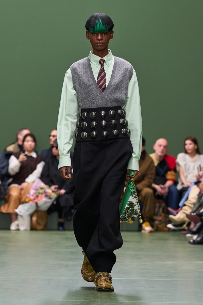 loewefashion-avantgardestyle-luxurywear-sartorialart-fashioninnovation-couturecraftsmanship-highfashiondetails-artisticexpression-fashionforward-designeraesthetics-contemporarychic-voguerun