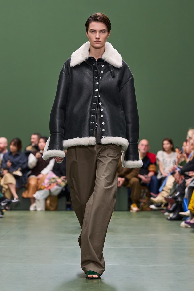 loewefashion-avantgardestyle-luxurywear-sartorialart-fashioninnovation-couturecraftsmanship-highfashiondetails-artisticexpression-fashionforward-designeraesthetics-contemporarychic-voguerun