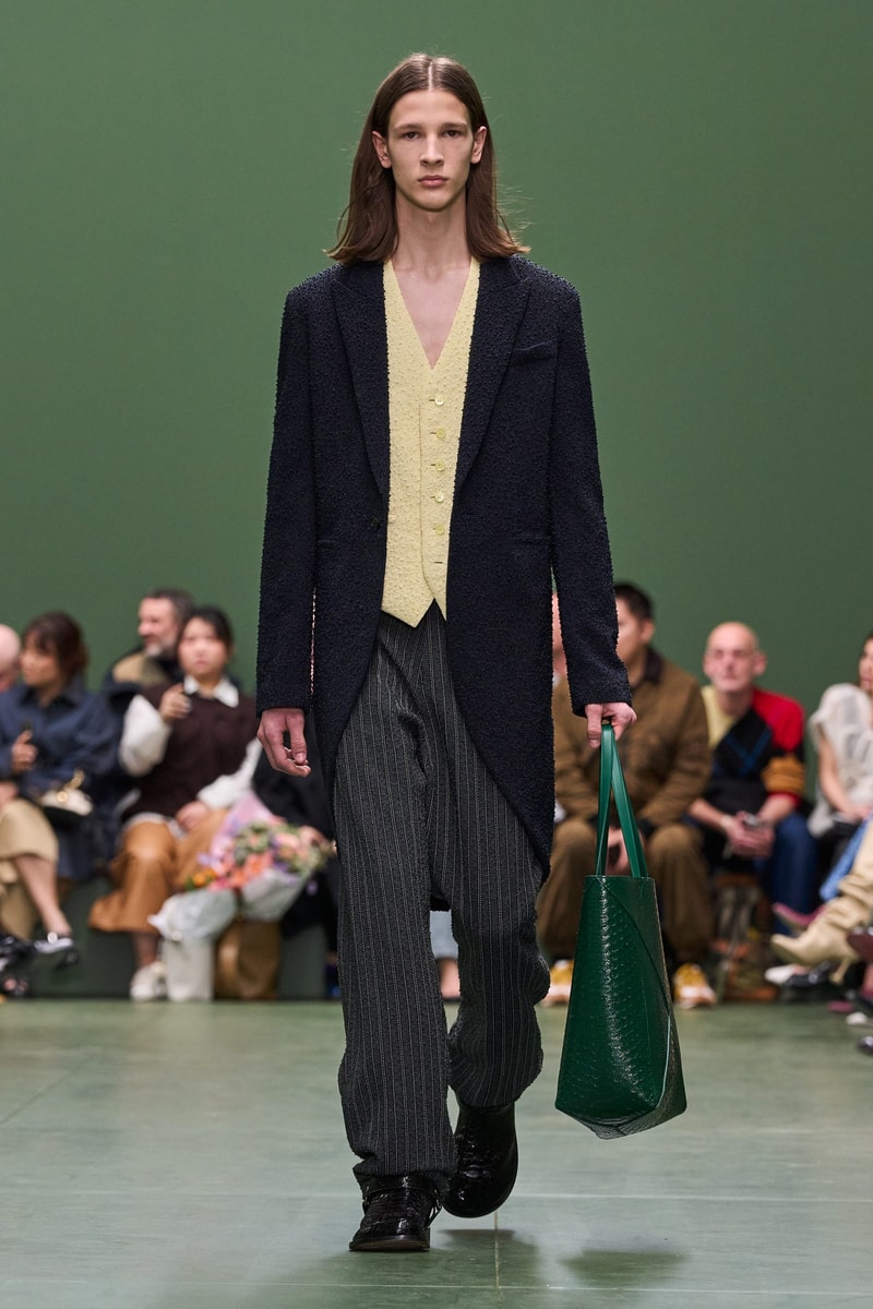 loewefashion-avantgardestyle-luxurywear-sartorialart-fashioninnovation-couturecraftsmanship-highfashiondetails-artisticexpression-fashionforward-designeraesthetics-contemporarychic-voguerun