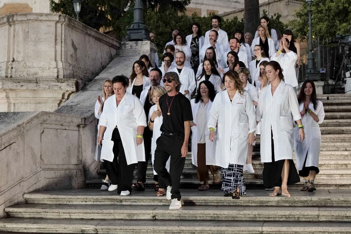 Valentino 取消接下來兩場大秀:為什麼 Pierpaolo Piccioli 待了 25 年,卻離開得像一溜煙?